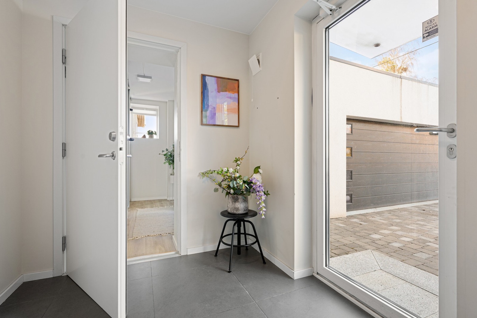 Leiligheten har en ryddig adkomst via felles gang på ca. 5 m² som deles med seksjonen ved siden av, før man kommer inn i boligens entré. Galleribilde