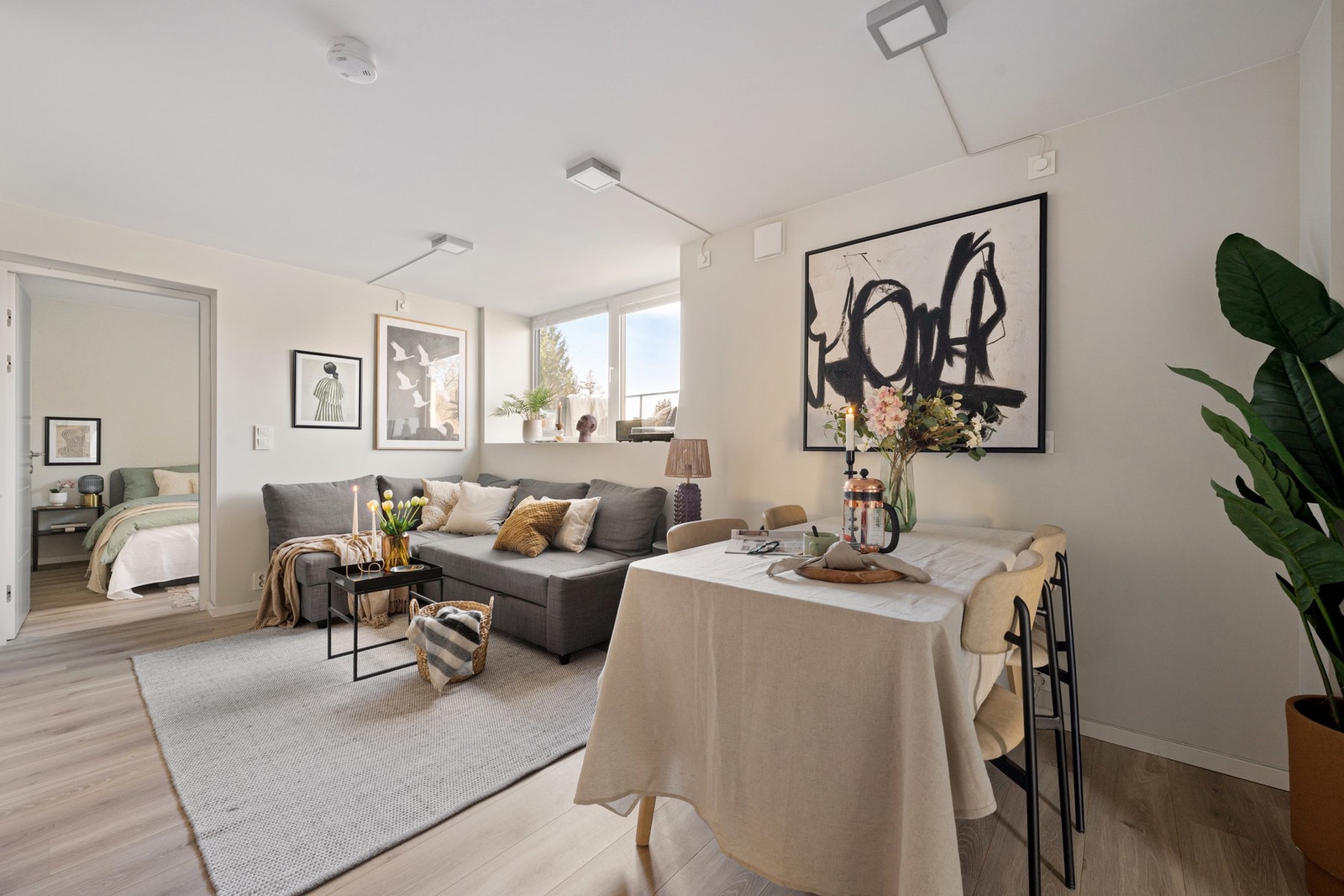Lys og innbydende stue med plass til både sofagruppe, spiseplass og en hyggelig hverdag i komfortable omgivelser. Galleribilde