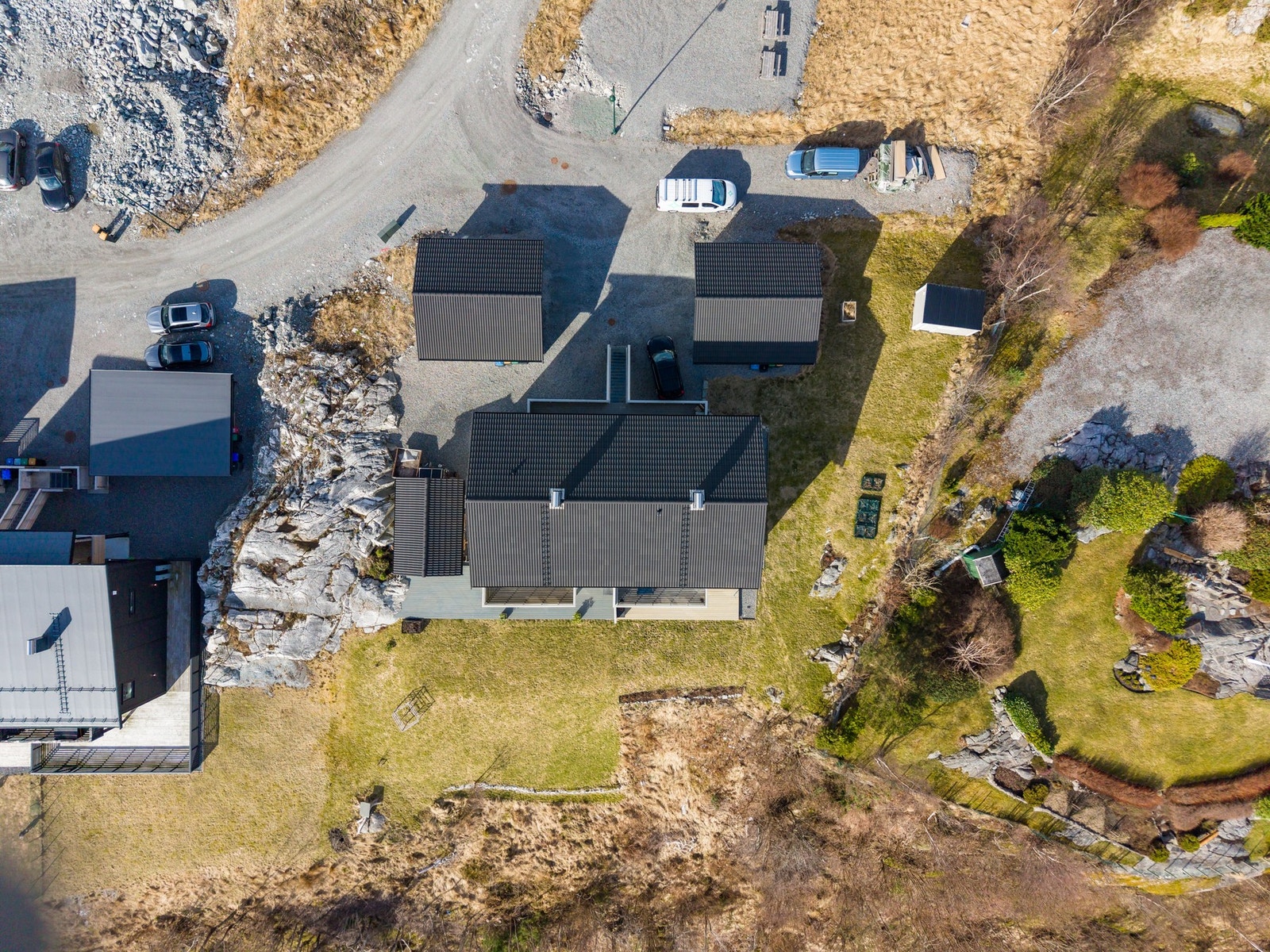 Dronebilde. Her kan man se boden og hageflekk tilhørende seksjonen, se seksjoneringen for mer informasjon. Galleribilde