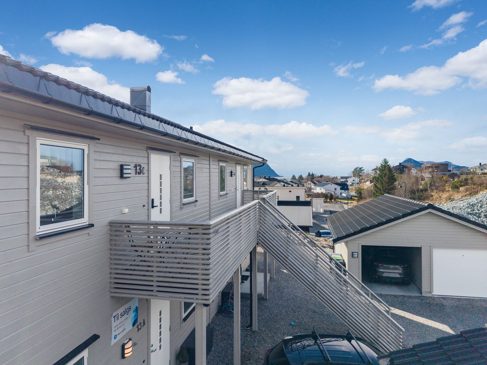 Eiendommen ligger flott til i et nyere boligfelt. Galleribilde