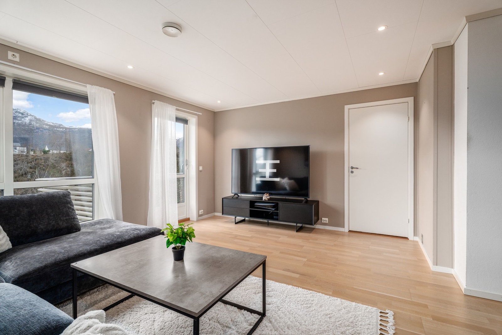Leiligheten fremstår som behagelig med moderne og tidsriktige fargevalg på overflater. Galleribilde