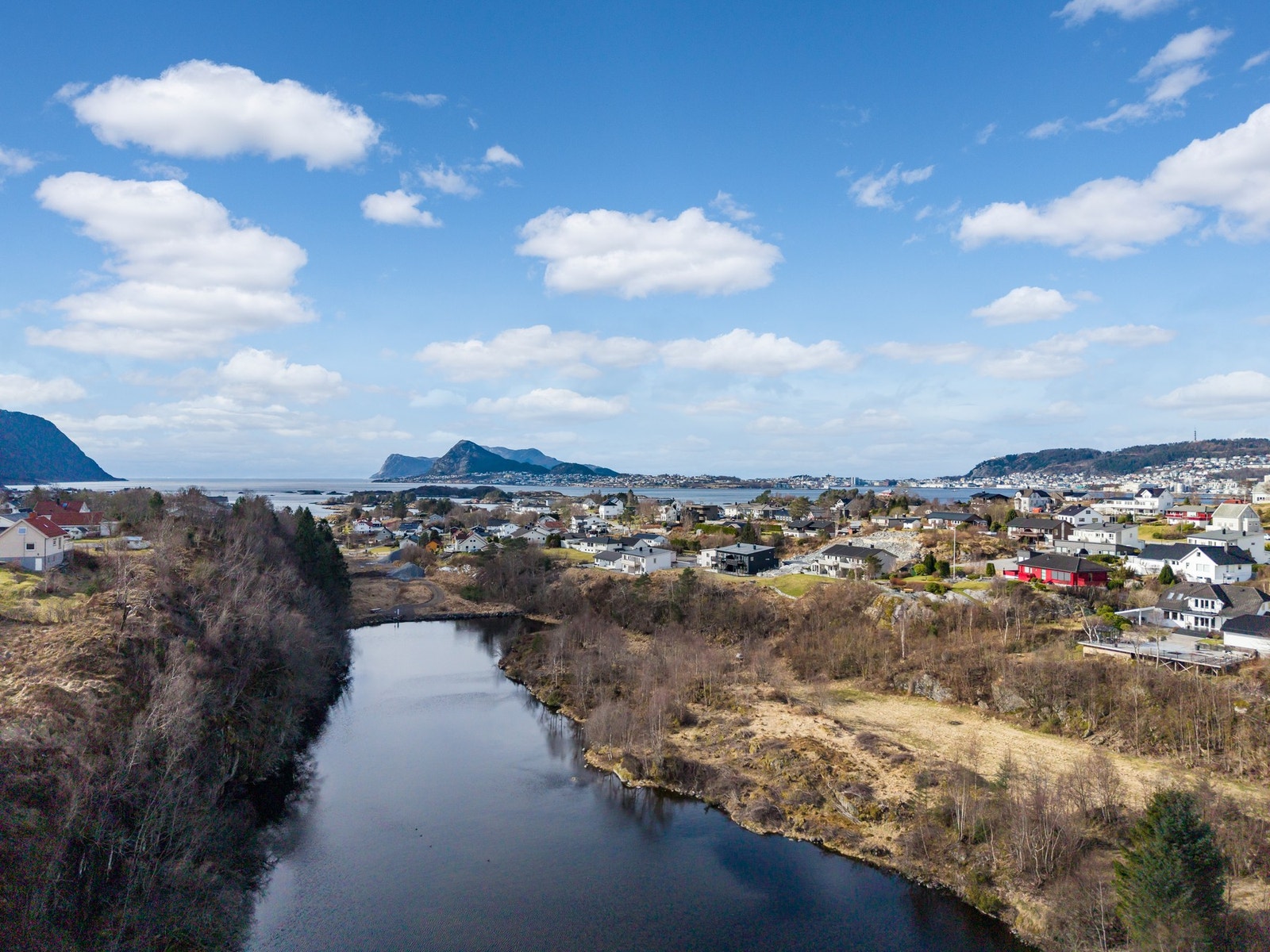 Fra leiligheten er det kort avstand til Langevåg sentrum og alle dets fasiliteter, samt flotte turområder. Galleribilde