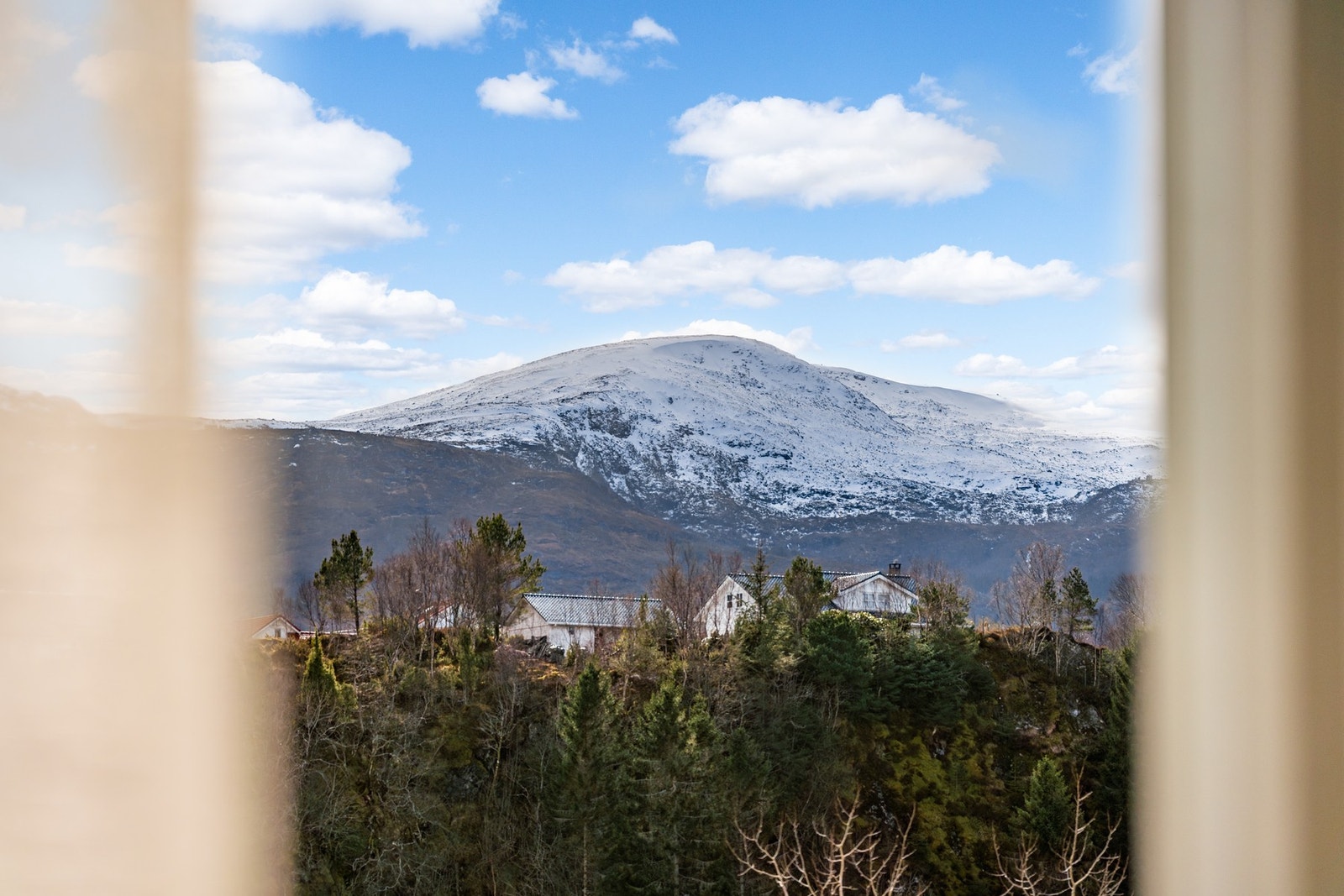 Fra stuen er det utsikt mot flotte Sulafjellet. Galleribilde