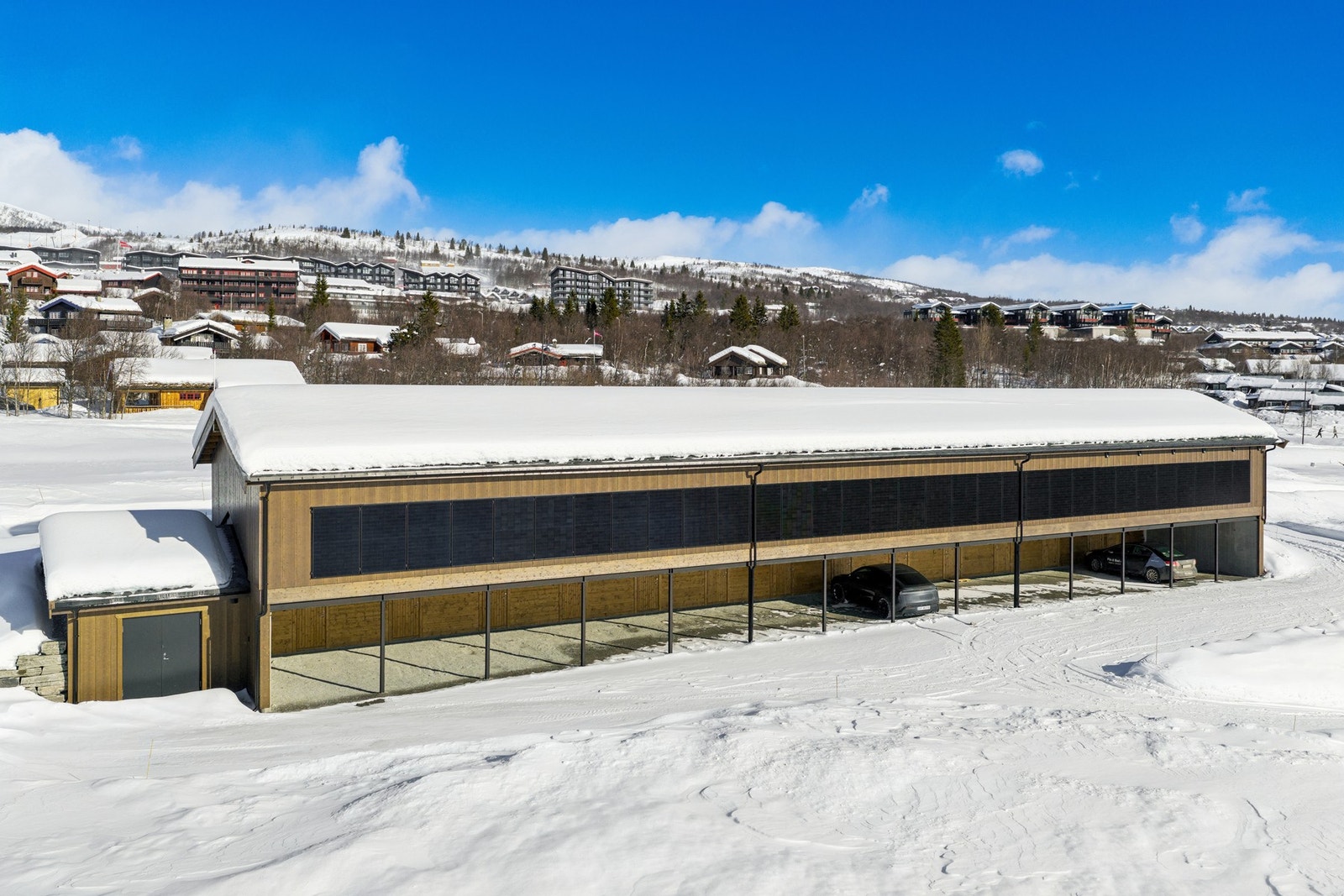 Til leiligheten følger det med biloppstillingsplass og bod. På oversiden av carportanlegget er det felles rom med mulighet for prepping av ski. Det er også eget treningsrom Galleribilde
