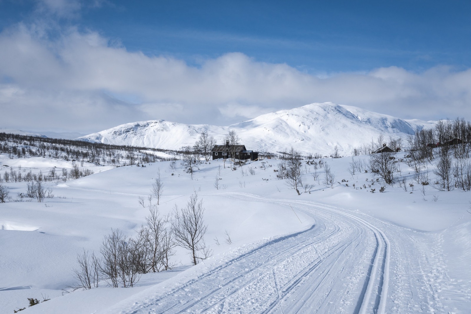 På vinteren er det ca 900 meter i preparerte langennsspor inn til eiendommen. Galleribilde