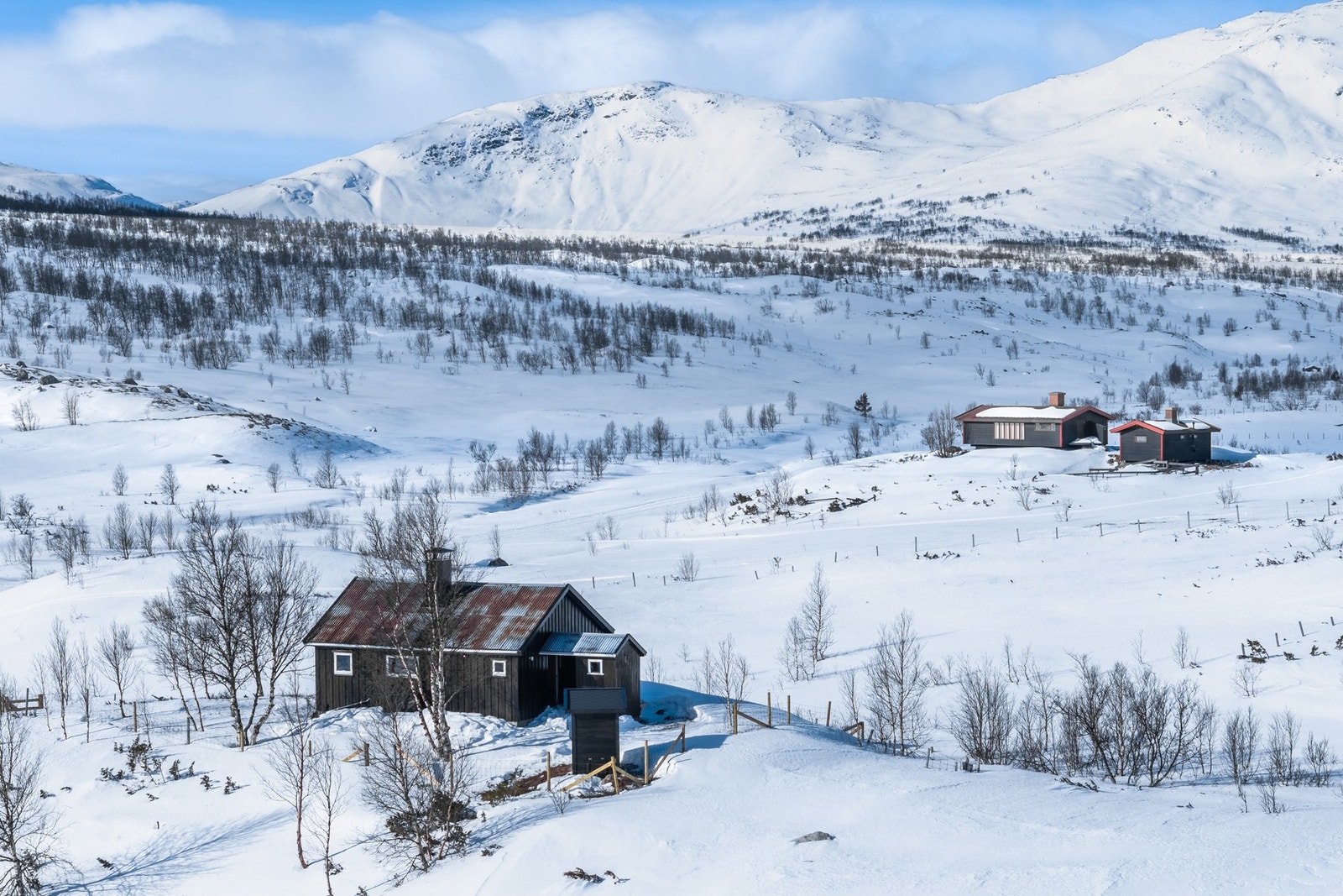 Idyllisk beliggende eiendom med fantastisk utsikt over snødekte fjell og vakker, uberørt natur. Galleribilde