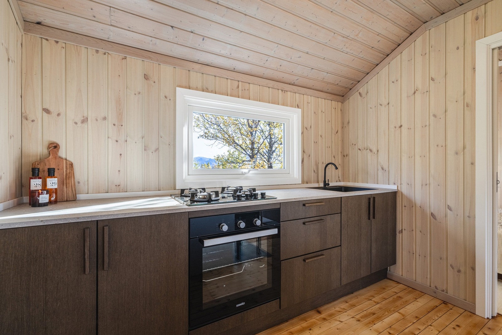Tidløst og elegant kjøkken som passer godt inn i omgivelsene! Galleribilde