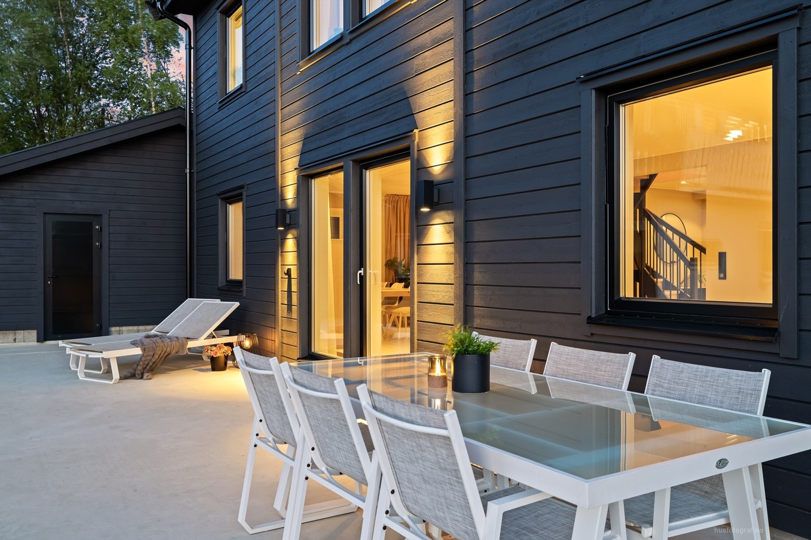 Terrassen har fine solforhold og god plass til sittegruppe og grill. Galleribilde