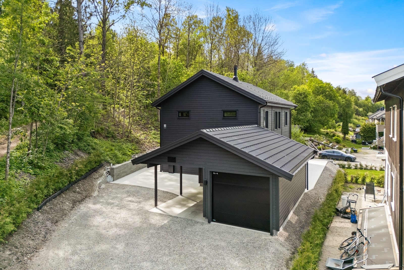 Parkering i gårdsplass, og i garasje + carport. Galleribilde