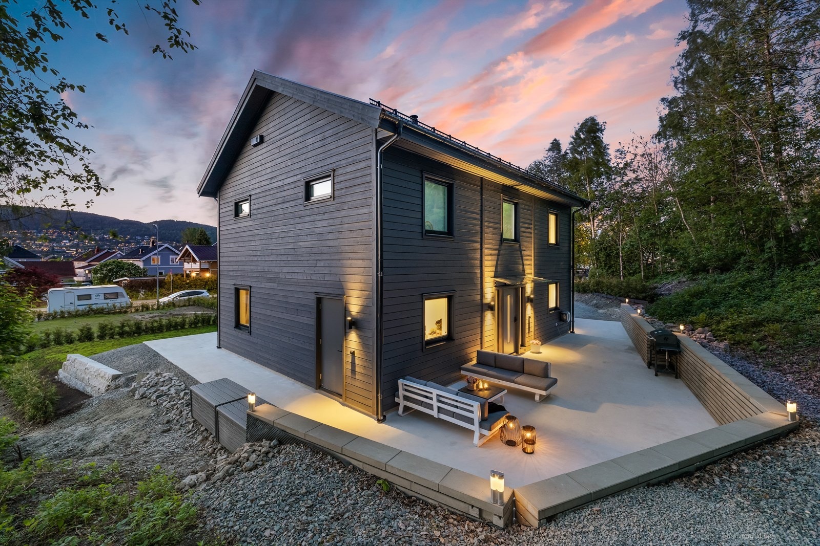 Stor, lekker terrasse som strekker seg rundt huset på alle sider! Galleribilde
