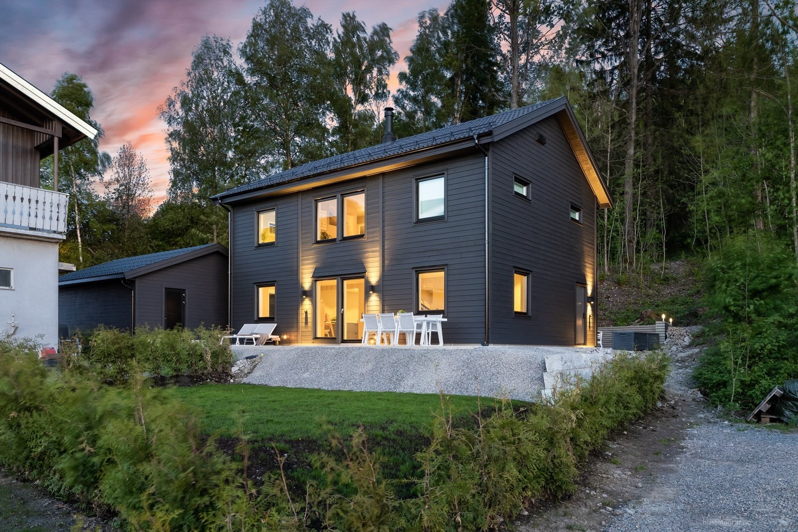 Boligen har også en hyggelige hage med tilgang fra terrrasse. Galleribilde