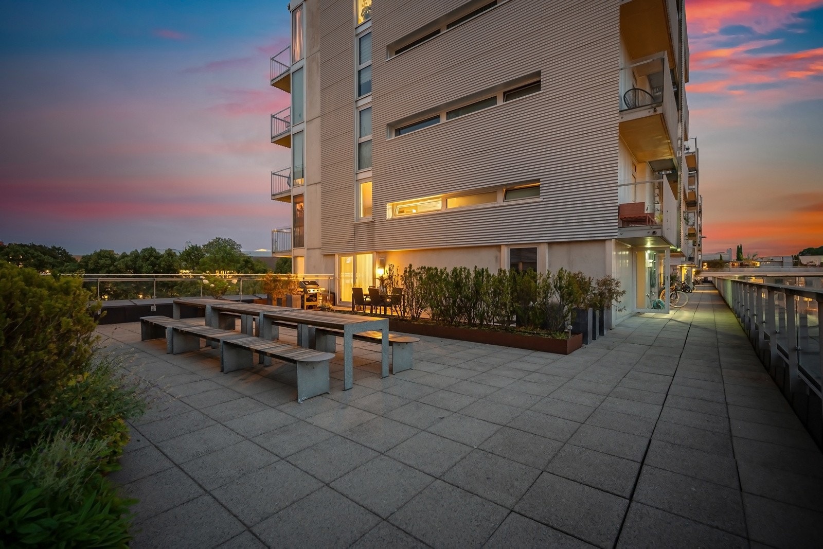 Felles takterrasse med glimrende solforhold og nydelig utsikt i to himmelretninger. Galleribilde