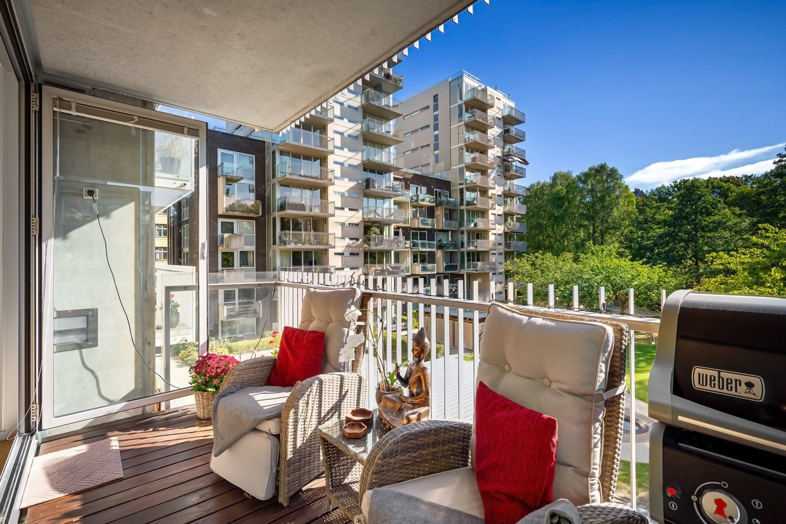 Sol fra tidlig morgen og til ettermiddag midtsommers - Felles takterrasse med glimrende solforhold. Galleribilde