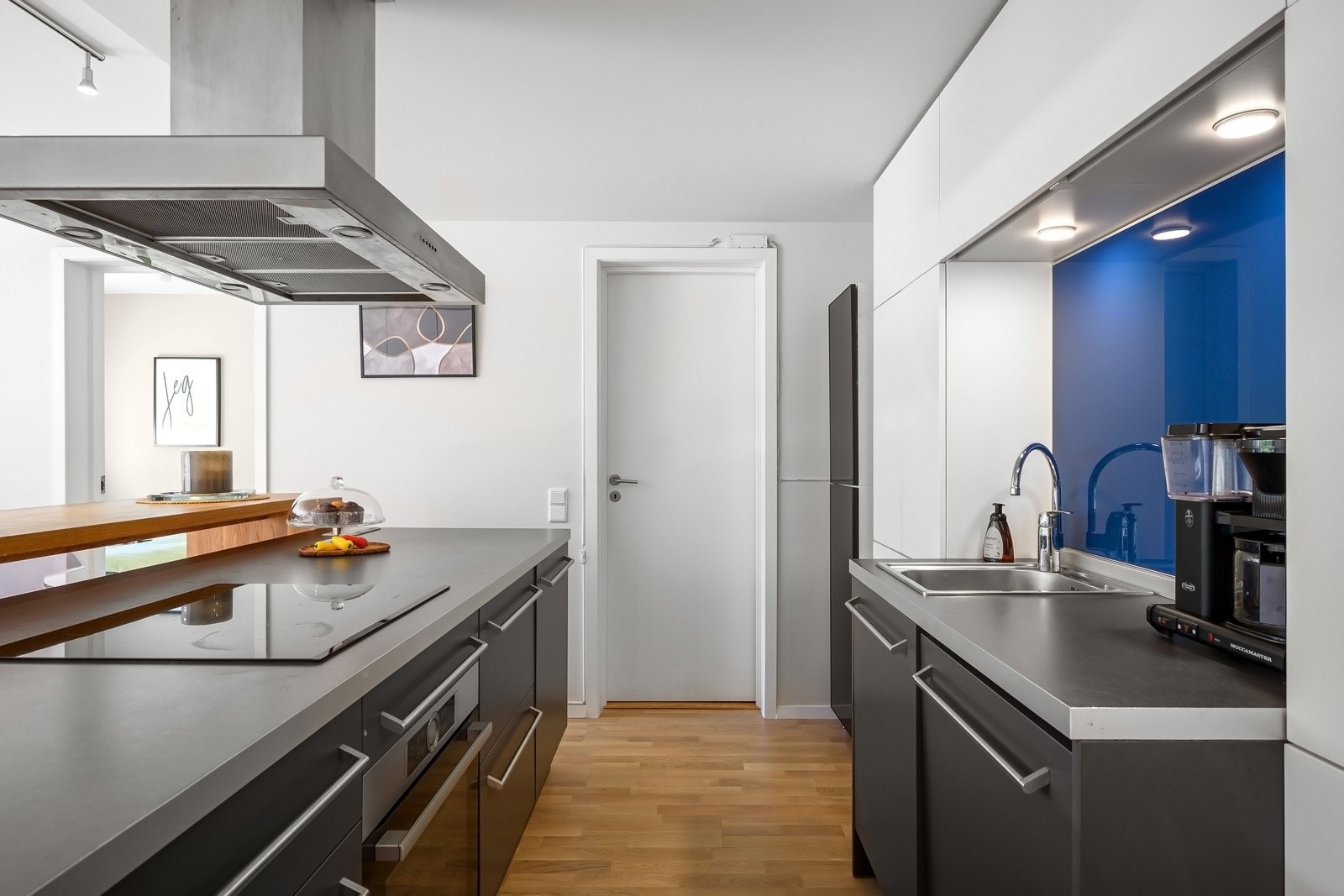 Integrerte hvitevarer som platetopp, stekeovn og oppvaskmaskin - Avtrekk via mekanisk avtrekksanlegg Galleribilde