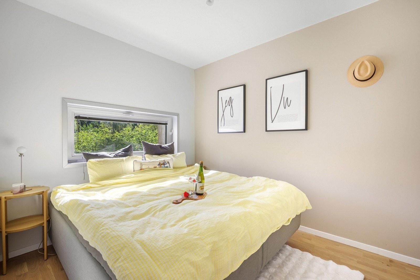 Hovedsoverom av fin størrelse med plass til stor dobbeltseng med tilhørende møblement. Galleribilde