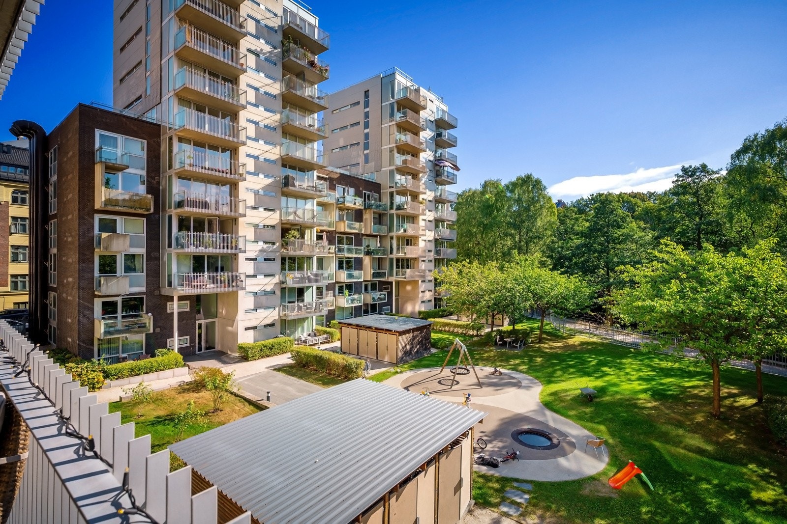 Fellesområdet er pent opparbeidet med lekeplasser, hyggelige sittegrupper og vakre japanske kirsebærtrær som står i full blomst i mai. Galleribilde