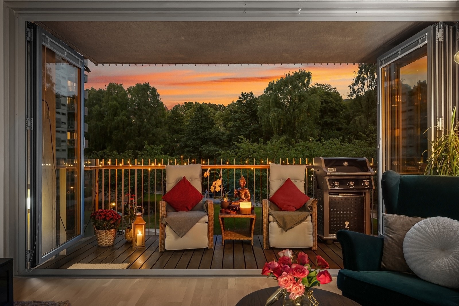 Balkong på 7 m² - Foldedør i glass, som kan skyves helt til side slik at balkong og stue går i ett. Galleribilde