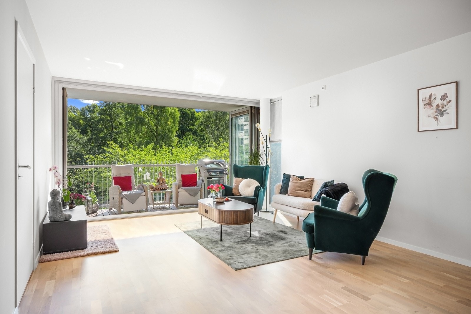 Balkong på 7 m² - Foldedør i glass, som kan skyves helt til side slik at balkong og stue går i ett. Galleribilde