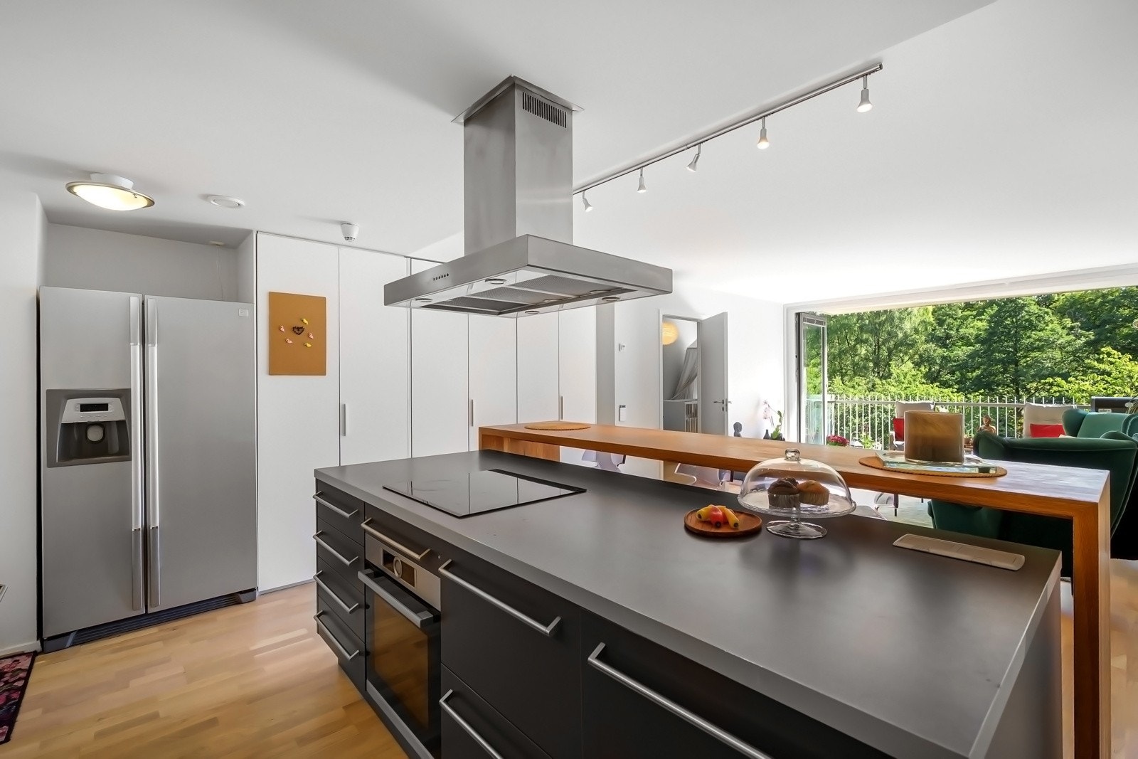 Eksklusivt kjøkken med innredning fra Poliform Varenna, levert av Expo Nova Galleribilde