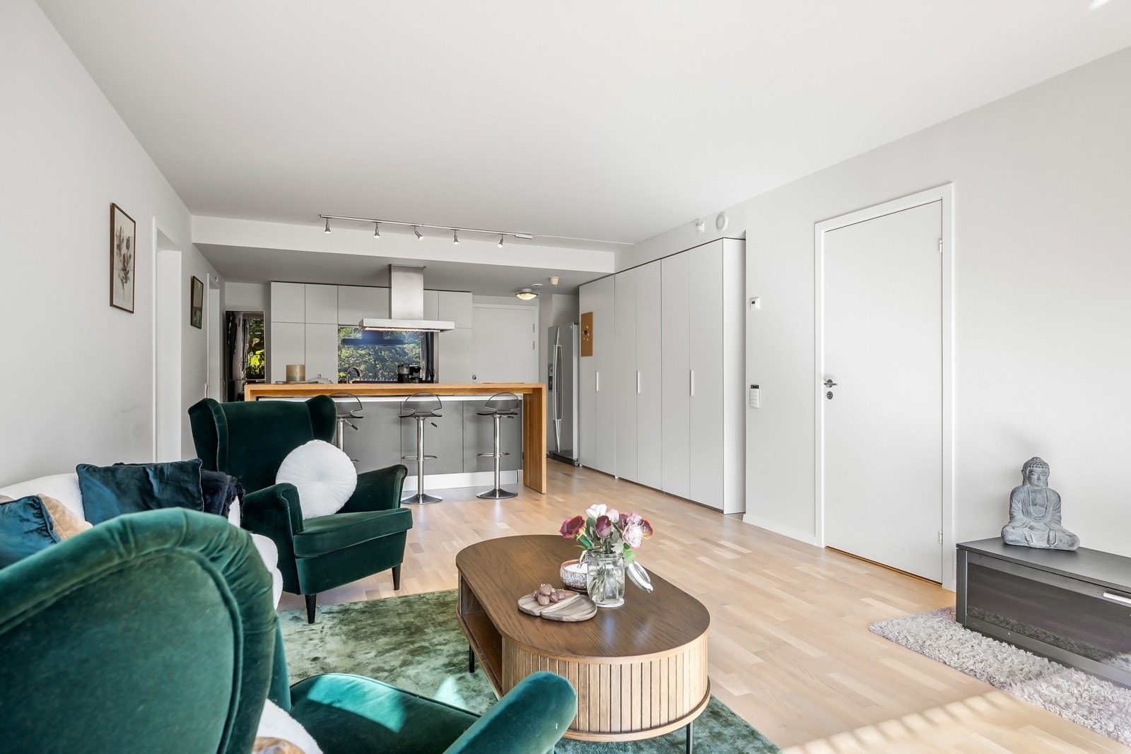 Moderne 3-roms med tekniske kvaliteter som balansert ventilasjon og vannbåren varme i samtlige gulv. Galleribilde