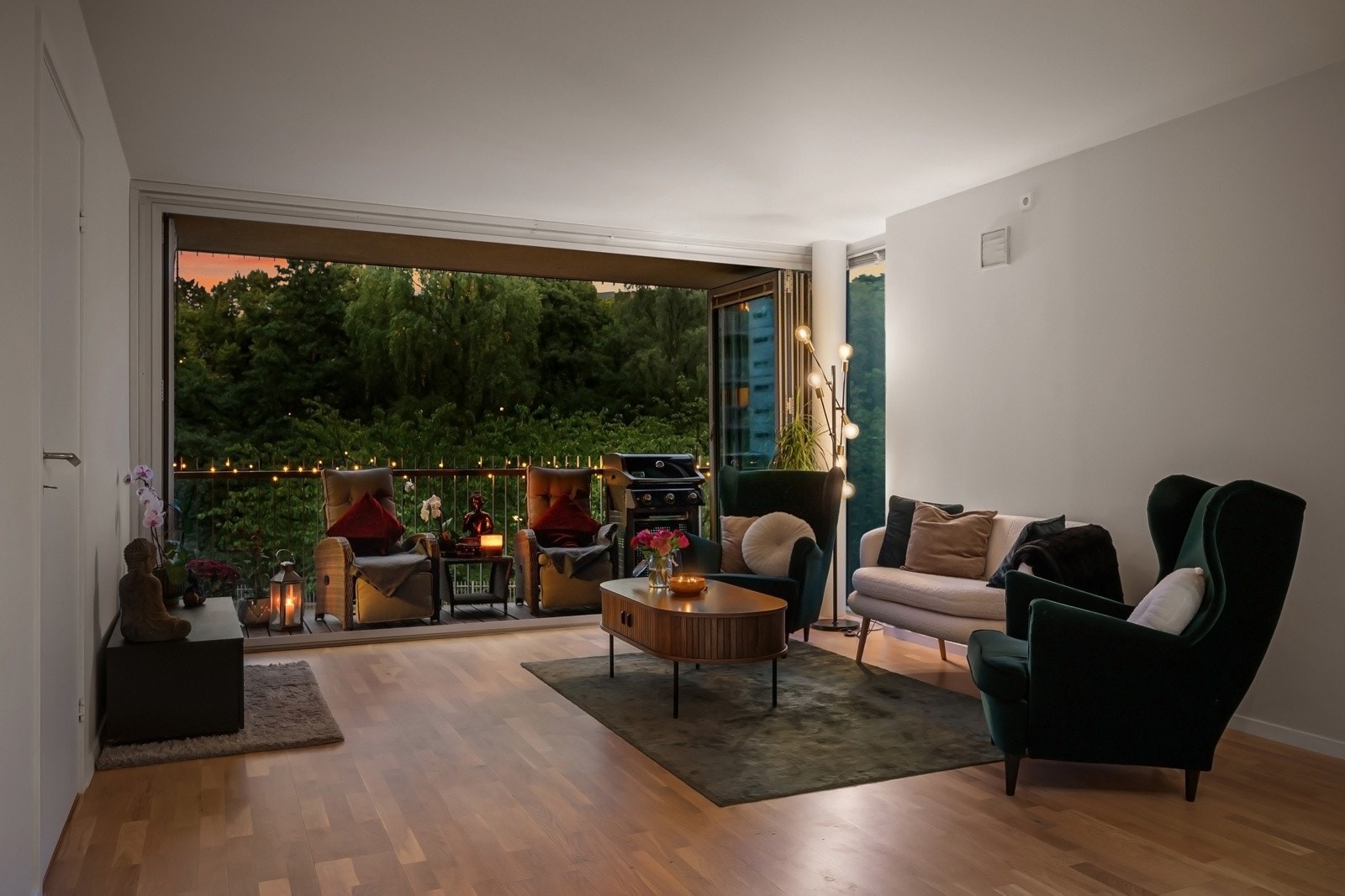 Moderne 3-roms med tekniske tekniske kvaliteter som balansert ventilasjon og vannbåren varme i samtlige gulv. Galleribilde