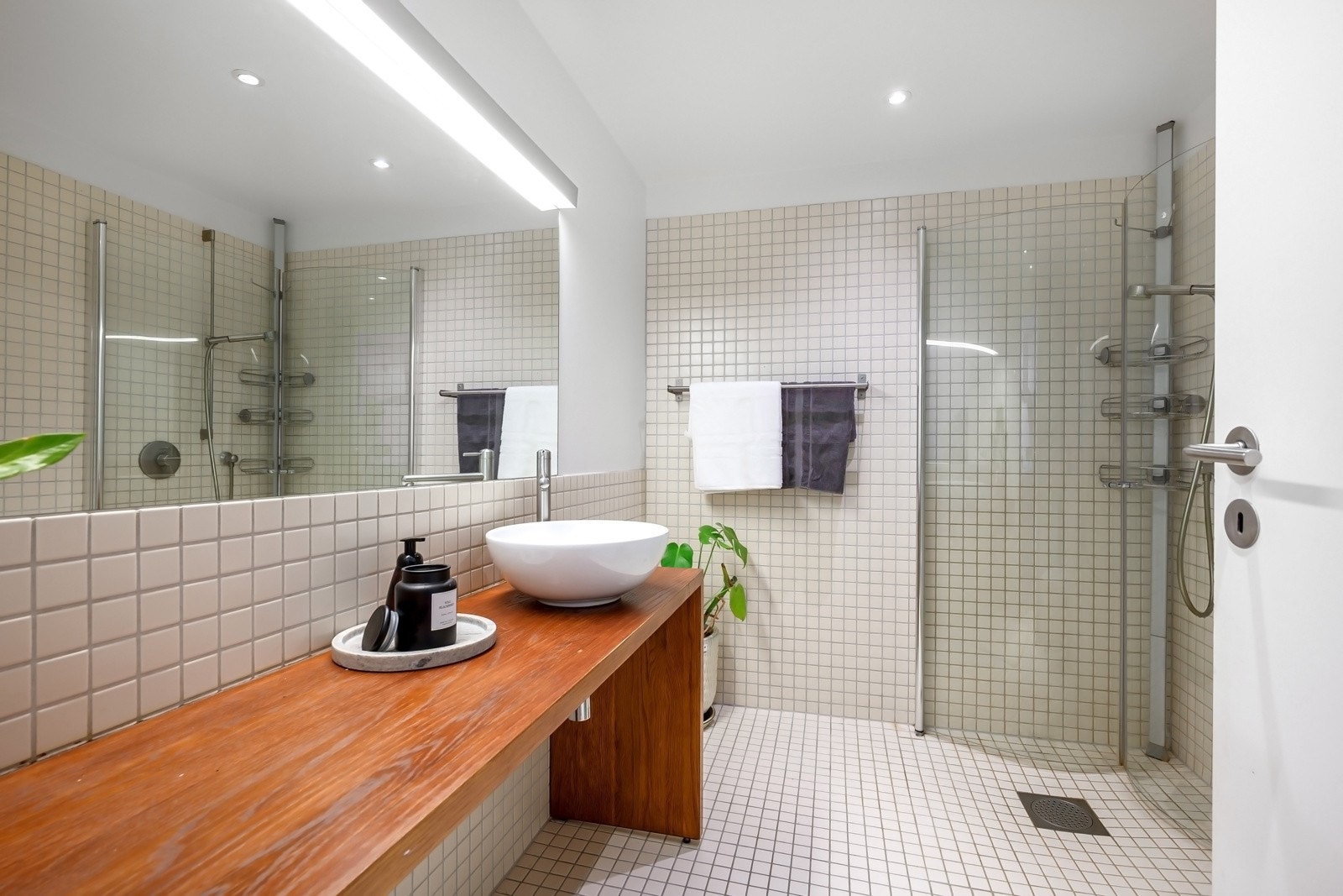 Romslig og stilrent bad med norskprodusert innredning i eik fra Hole design, levert av Expo Nova. Galleribilde