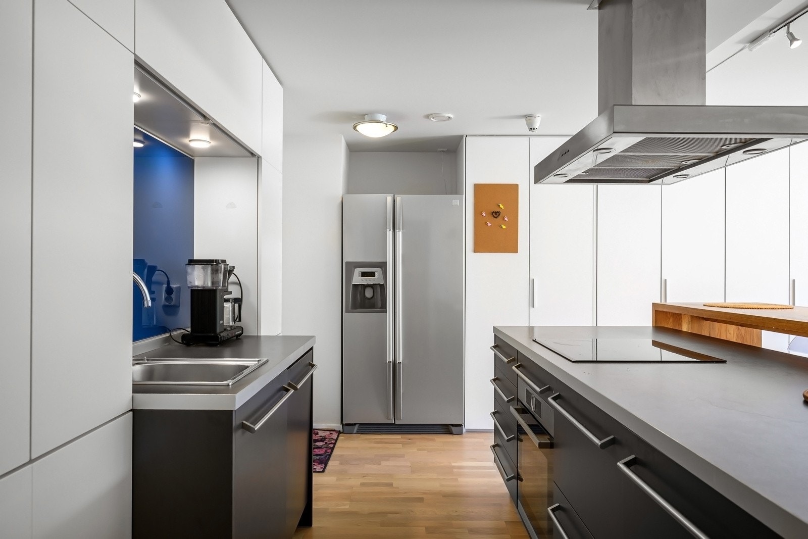 Avsatt plass til side-by-side kjøl-/fryseskap - Ytterligere lagringsplass i garderoberekke. Galleribilde