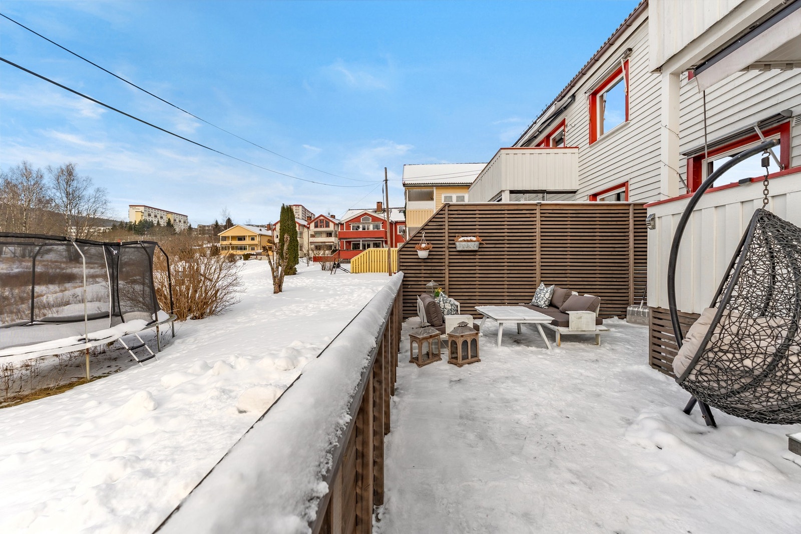 Familedrømmen oppfylles her med stor terrasse og direkte utgang til stor grønn plen! Galleribilde
