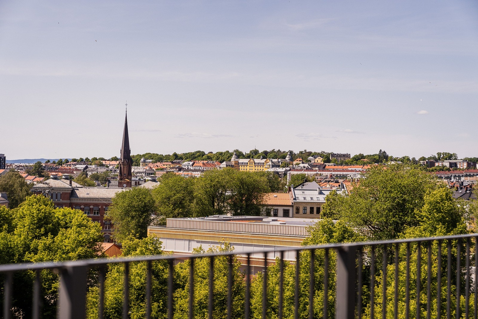 Utsikten strekker seg over takene og gir en luftig og inspirerende atmosfære. Galleribilde