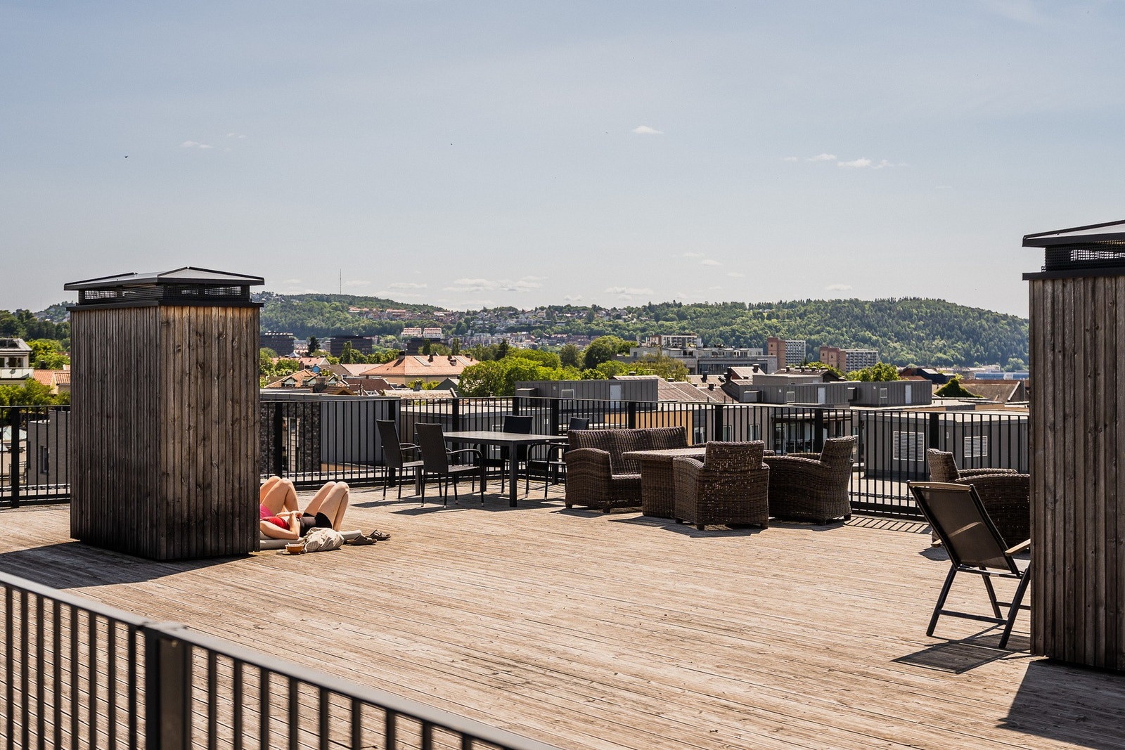 Stor og solrik felles takterrasse med fantastisk utsikt over byen. Galleribilde