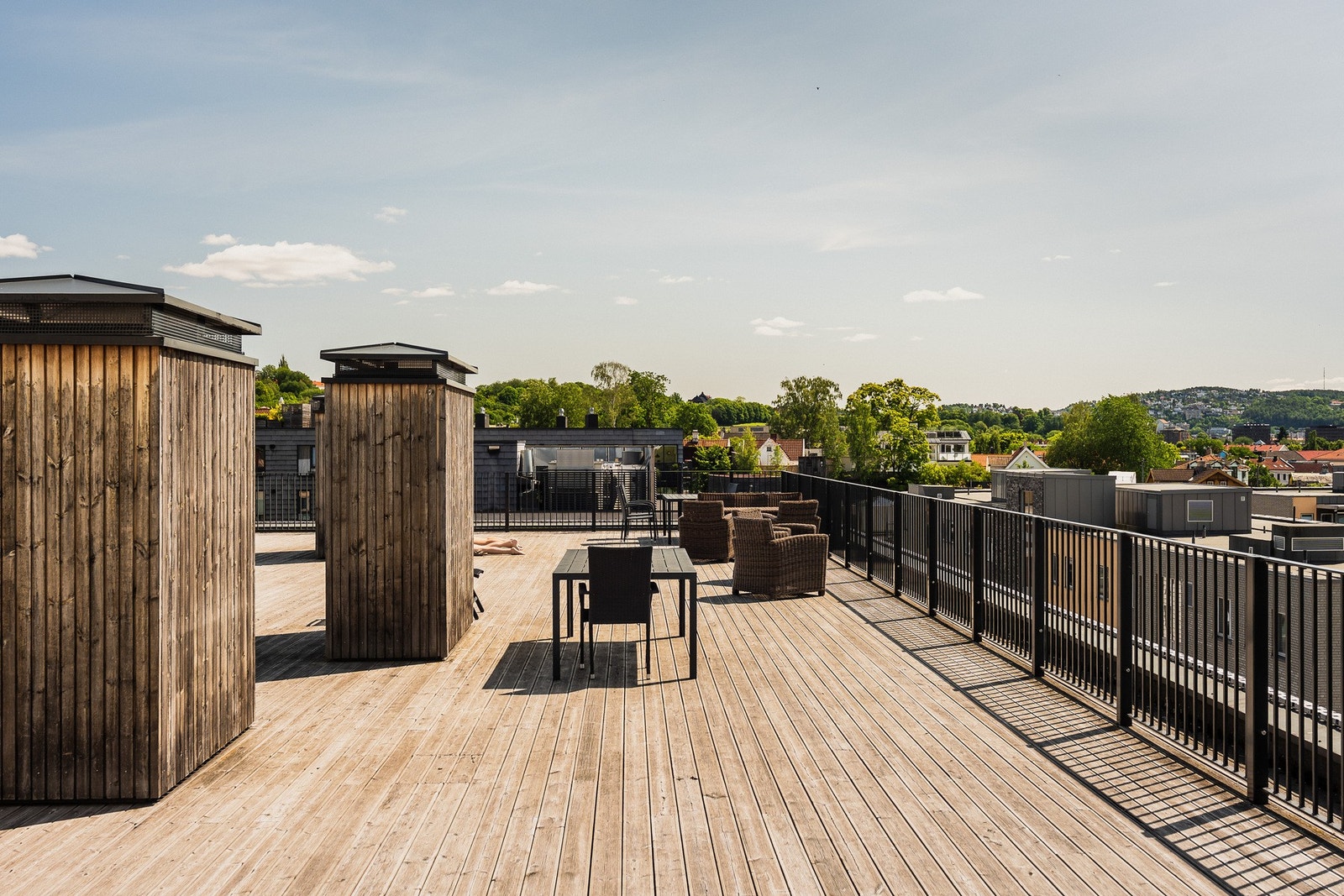 Den fellestakterrassen er pent opparbeidet og lett tilgjengelig for beboere. Galleribilde