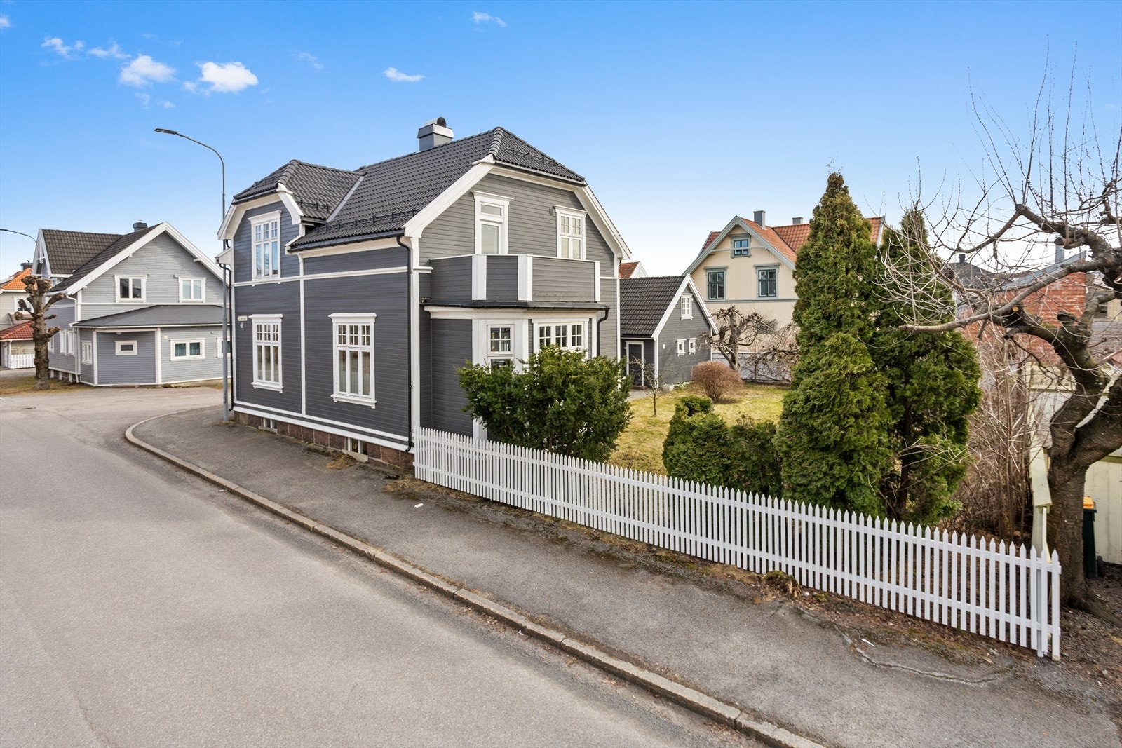 Det er også stakittgjerde og godt med beplantning ut mot St Olavs gate. Galleribilde