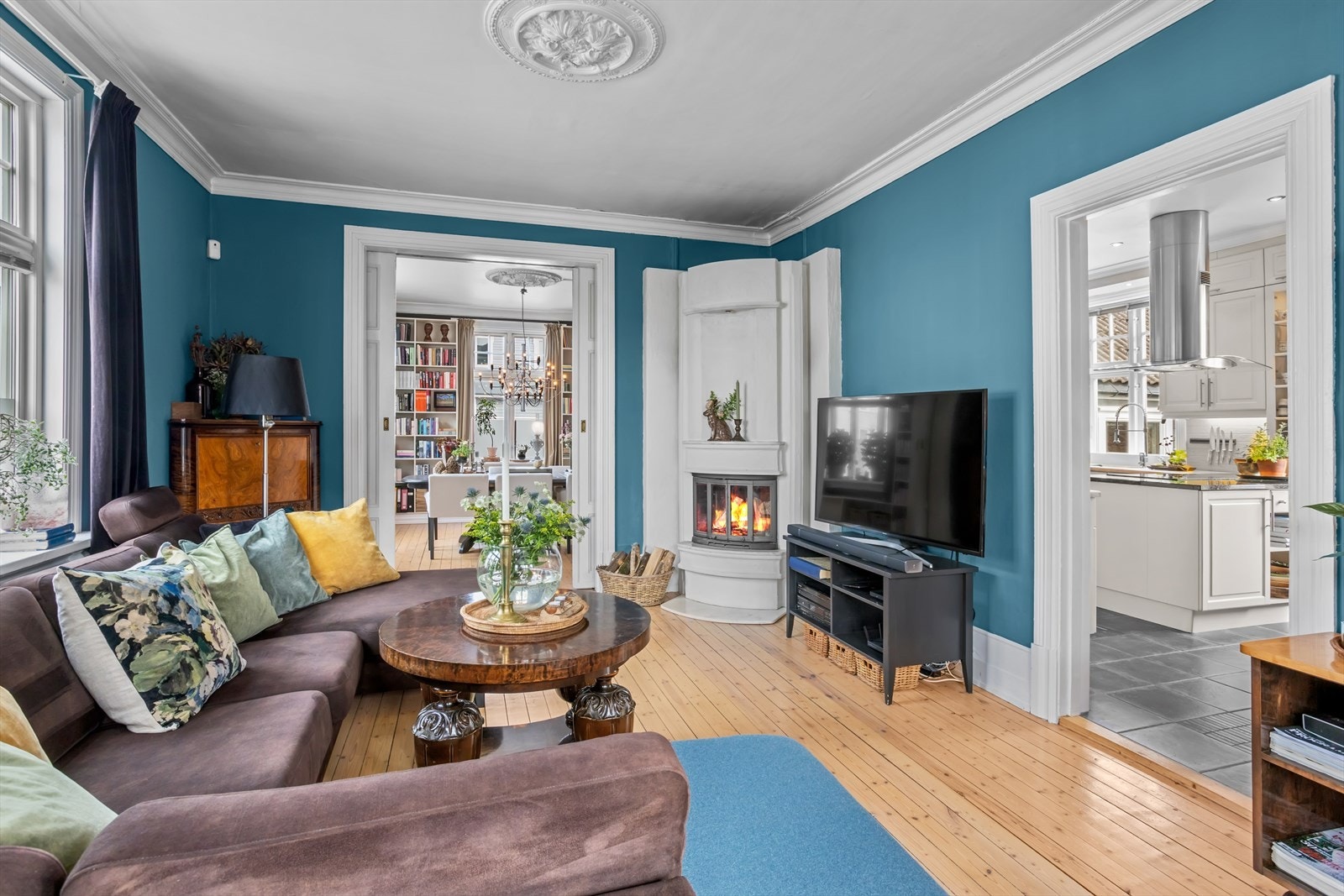 I 1. etasje er det to flotte stuer og peisen sørger for ekstra hygge. Galleribilde