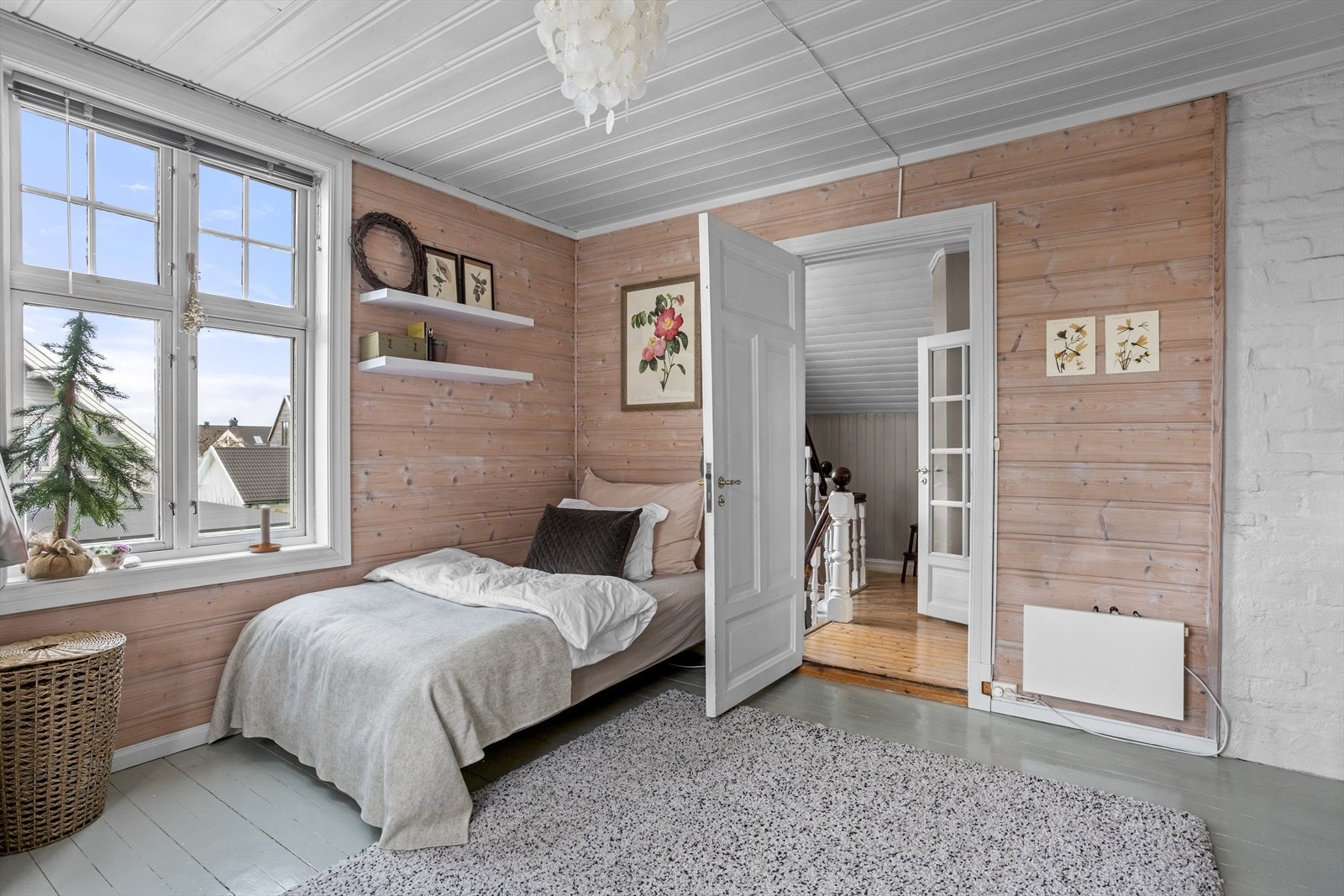 Et av soverommene i 2. etasje særpreges av store vinduer mot to himmelretninger, mot øst og mot nord. Galleribilde