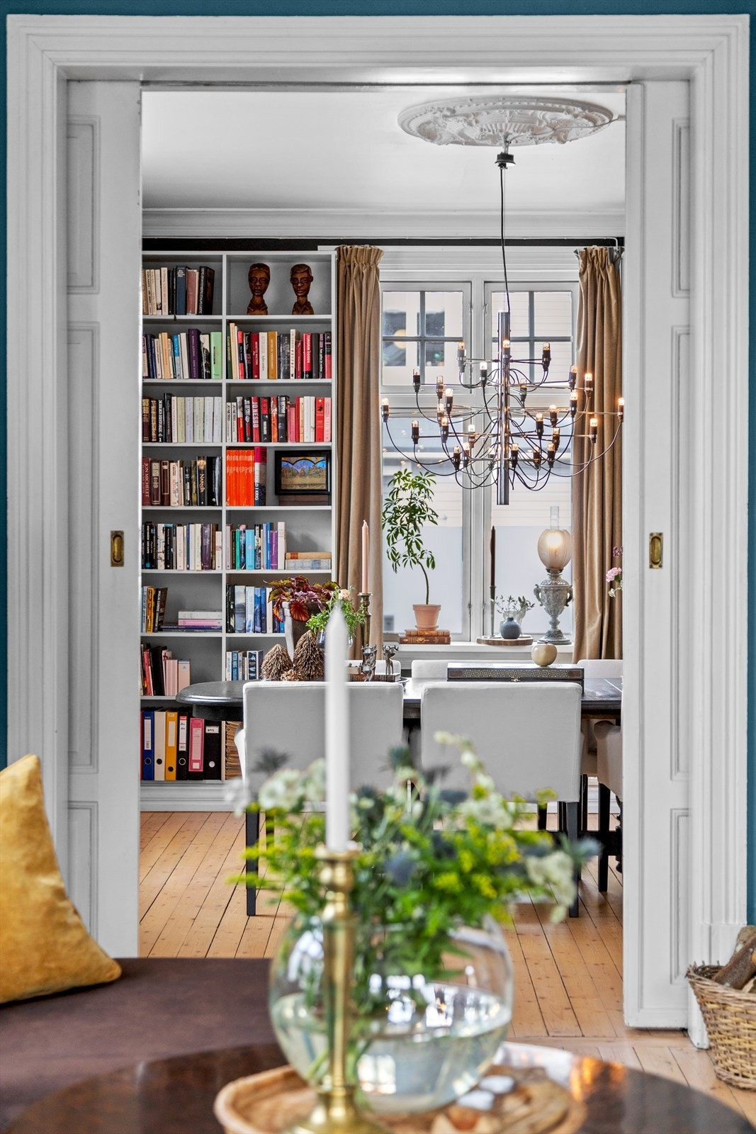 Stuene kan holdes adskilt av dobbel skyvedør. Galleribilde