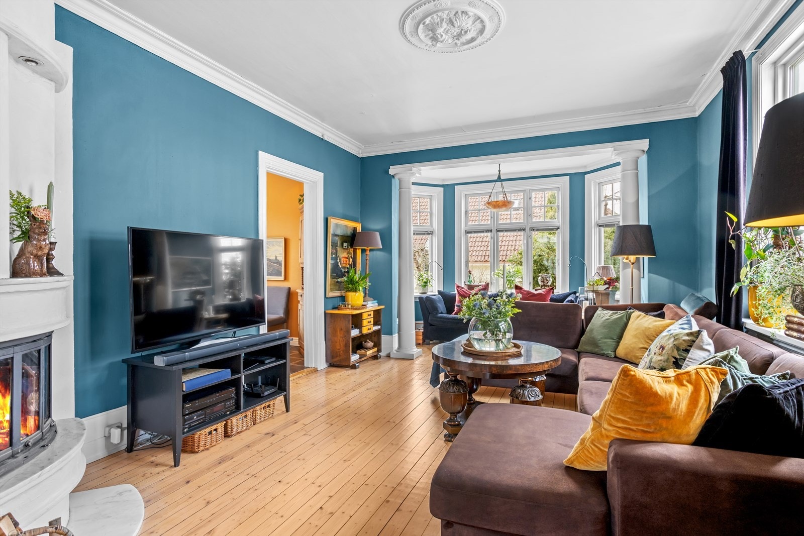 Sentralt plassert i karnappstuen står peisen med glassdør. Galleribilde