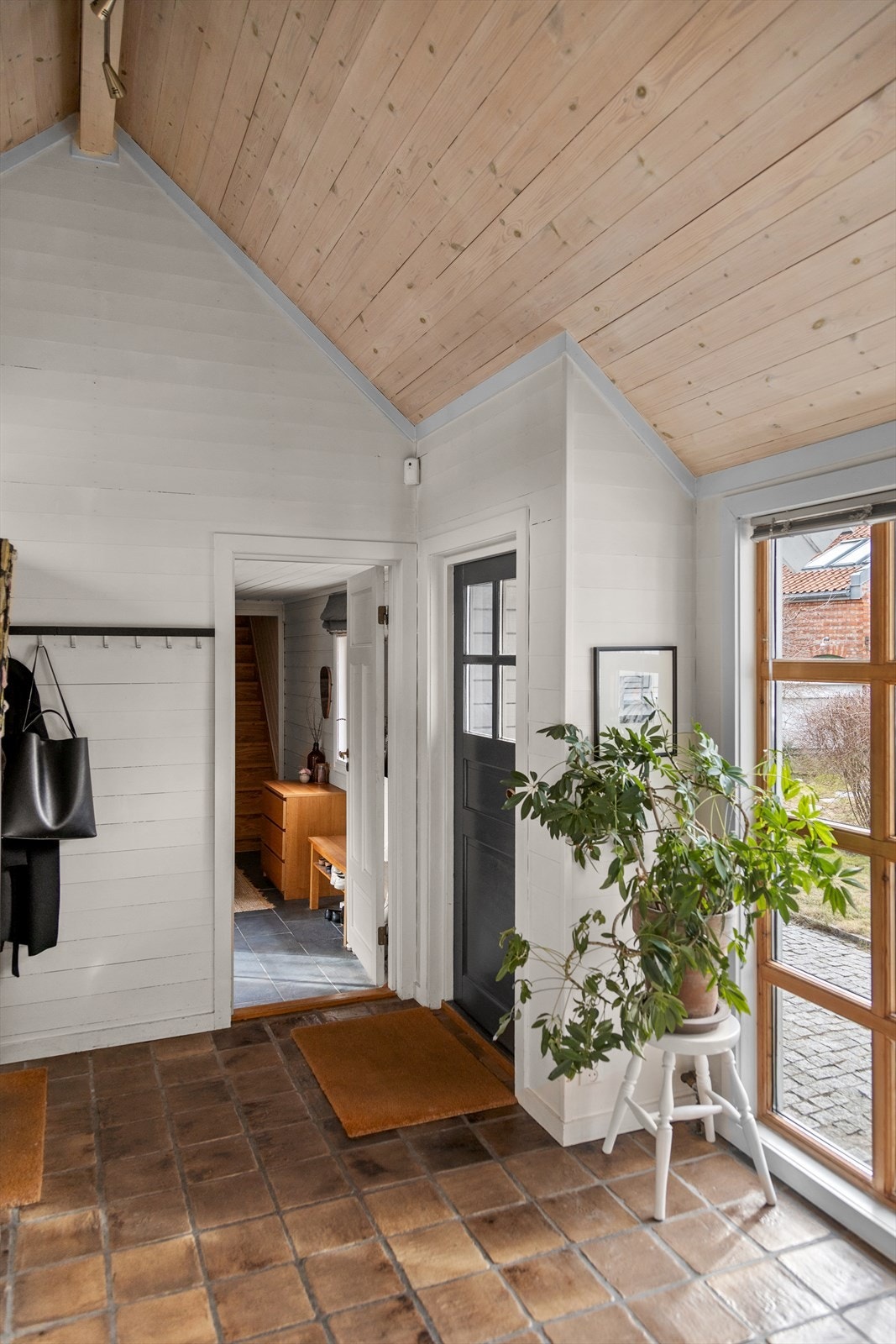 Stort vindu i entreen sørger for ekstra godt med dagslys og ikke minst nærkontakt med hagen. Galleribilde