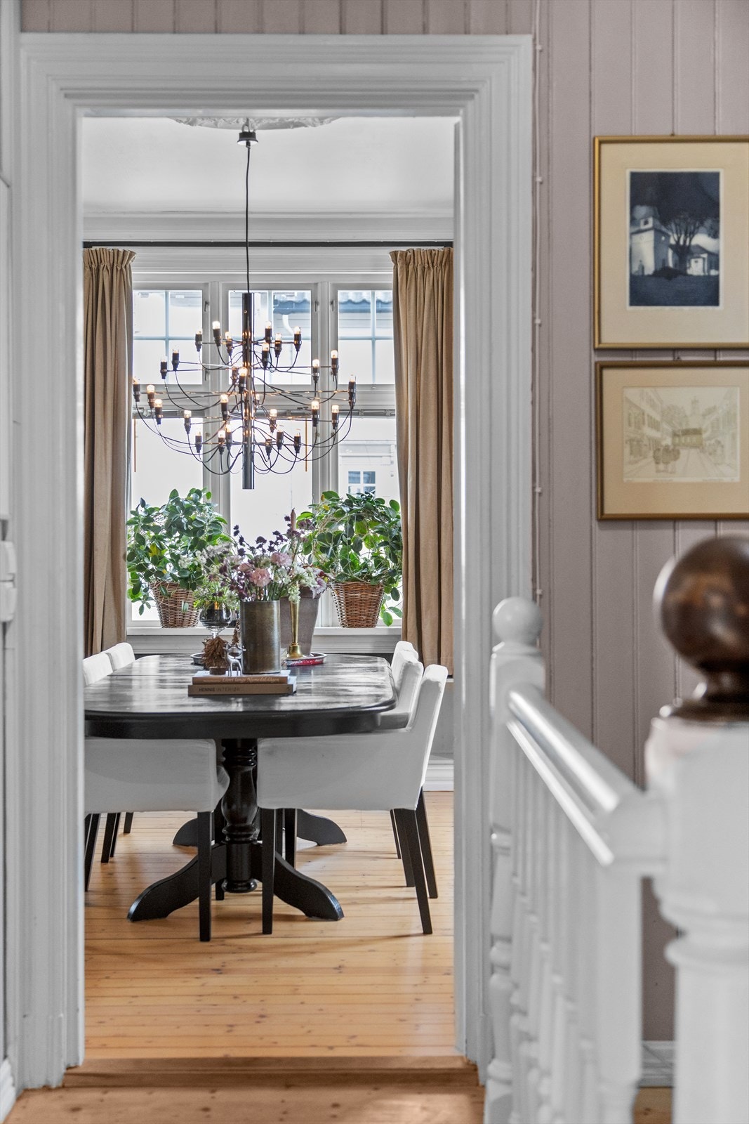 Fra trappegangen i 1. etasje er det inngang både til spisestuen og til hjemmets romslige kjøkken. Galleribilde