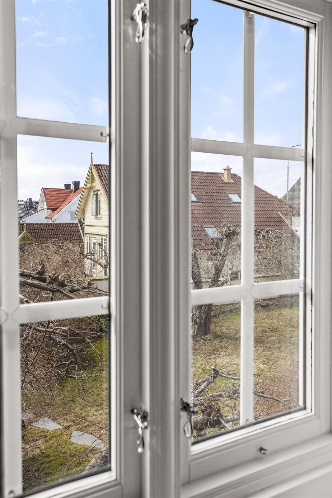 Det er flott nærkontakt med den idylliske hagen fra en rekke av vinduene i hjemmet. Galleribilde