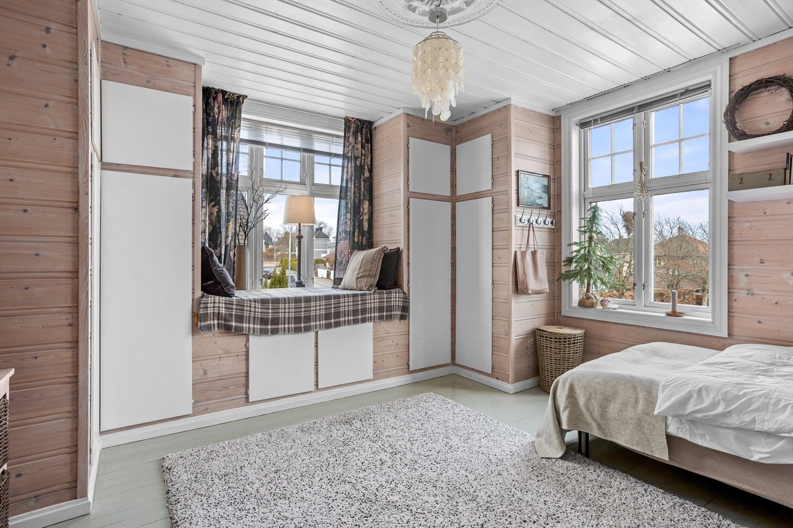 I de tre soverommene i 2. etasje imponerer to av disse med sin arealgenerøsitet. Galleribilde