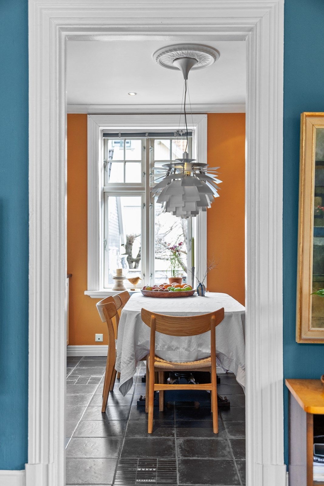 Kjøkkenet har inngang til stuene i 1. etasje. Galleribilde