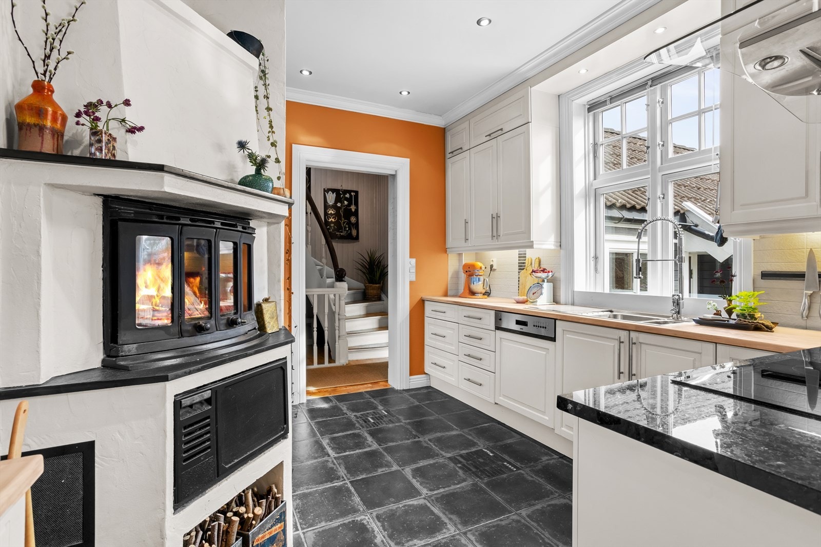 Det er varmekabler under flisene på kjøkkengulvet. Galleribilde