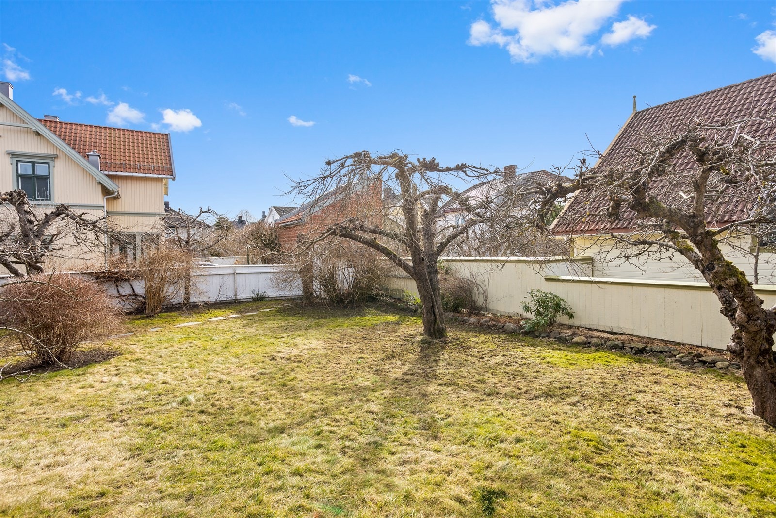 Tomten er i sin helhet omkranset av eiendommens bebyggelse og inngjerding, så hagen er svært skjermet med flotte solforhold. Galleribilde