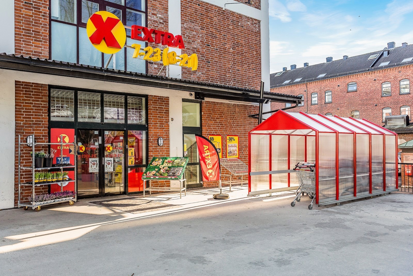 Området byr på nærhet til flere dagligvareforretninger, blant annet en i samme gate (St Olavs gate) Galleribilde