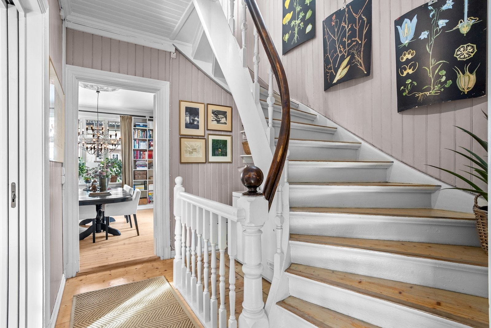 Den opprinnelige tretrappen i 1. etasje leder opp til rommene i 2. etasje. Galleribilde