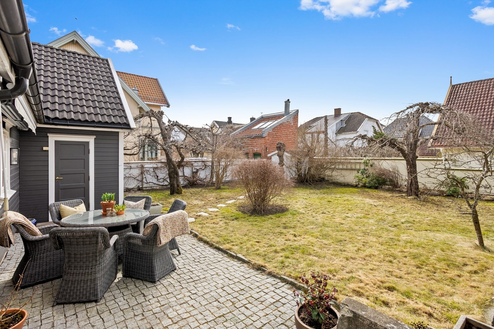 Boligen er plassert på en slik måte på tomten at man har et langstrakt hageanlegg mot syd og vest hvor hagen innbyr til alt fra lek og moro for barn til store familie-/venneselskap. Galleribilde