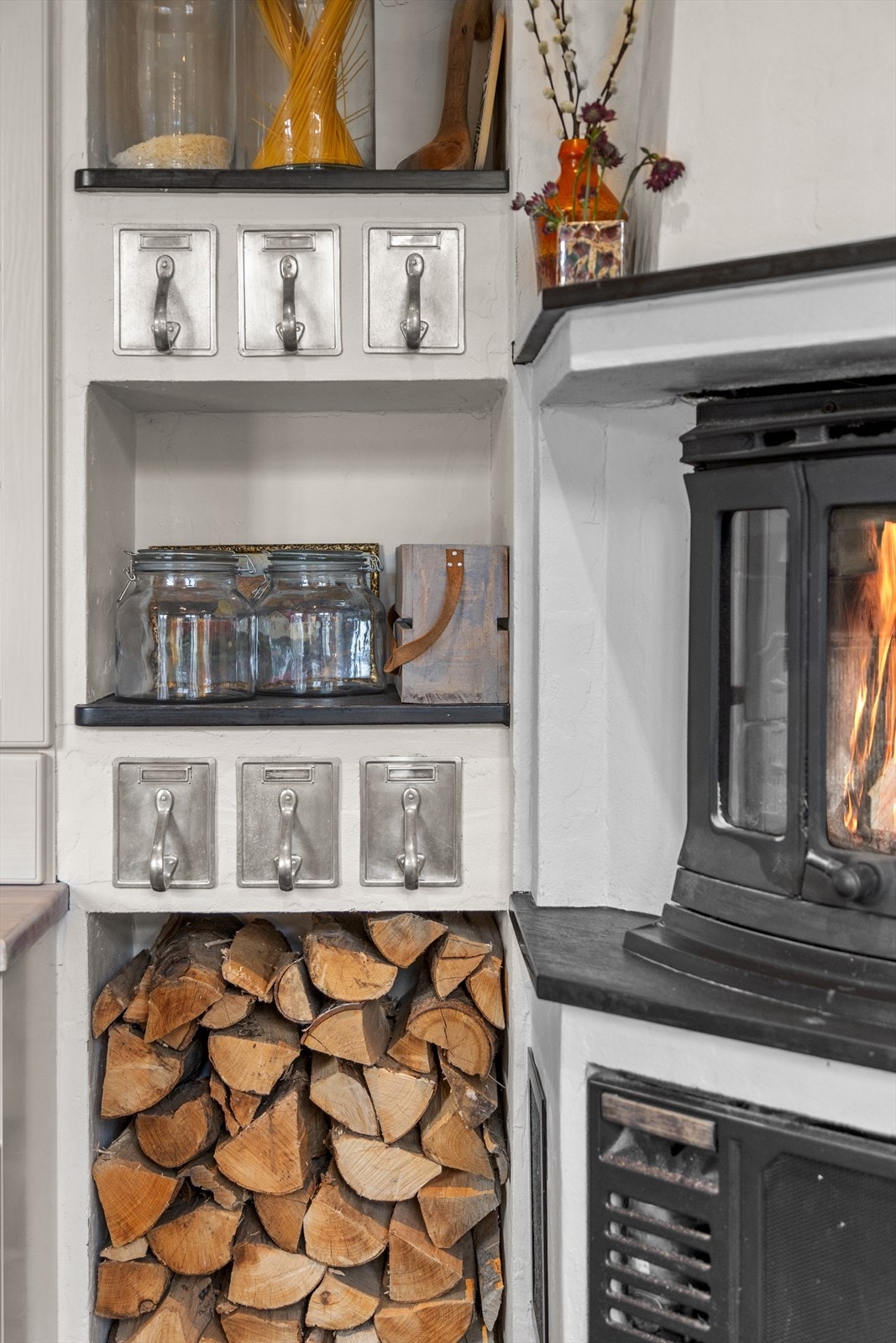 Det er noe helt eget med peis på kjøkkenet! Galleribilde