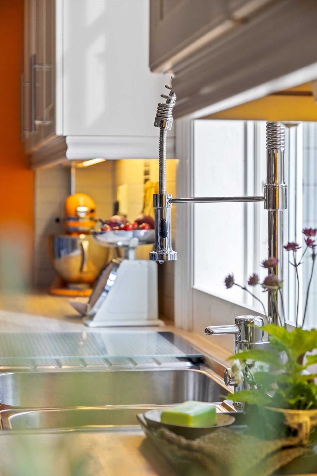 Store vinduer mot syd slipper inn dagslyset til rommet - de samme vinduene sørger for flott nærkontakt til den skjermede hagen. Nyere, praktisk kran passer ved de store vinduene. Galleribilde