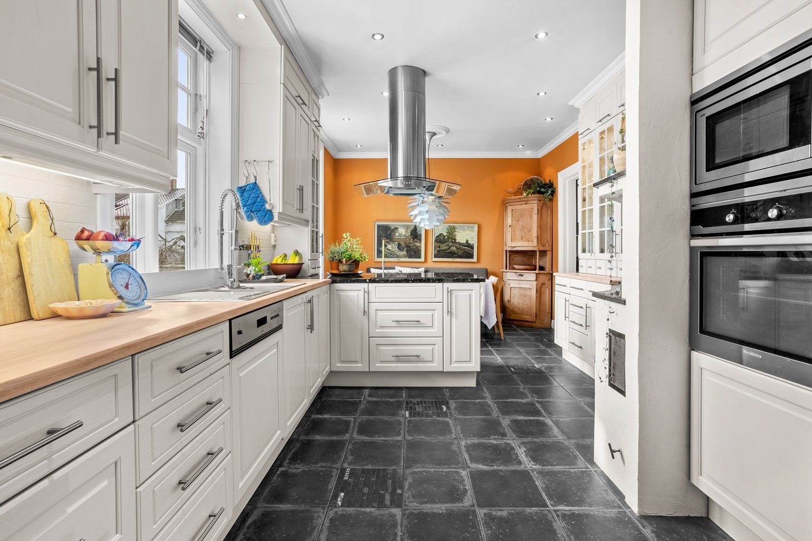 Kjøkkenet er et rom som virkelig imponerer med sin luftighet, meget gode skapplass og en fin tilknyttet spiseavdeling. Galleribilde