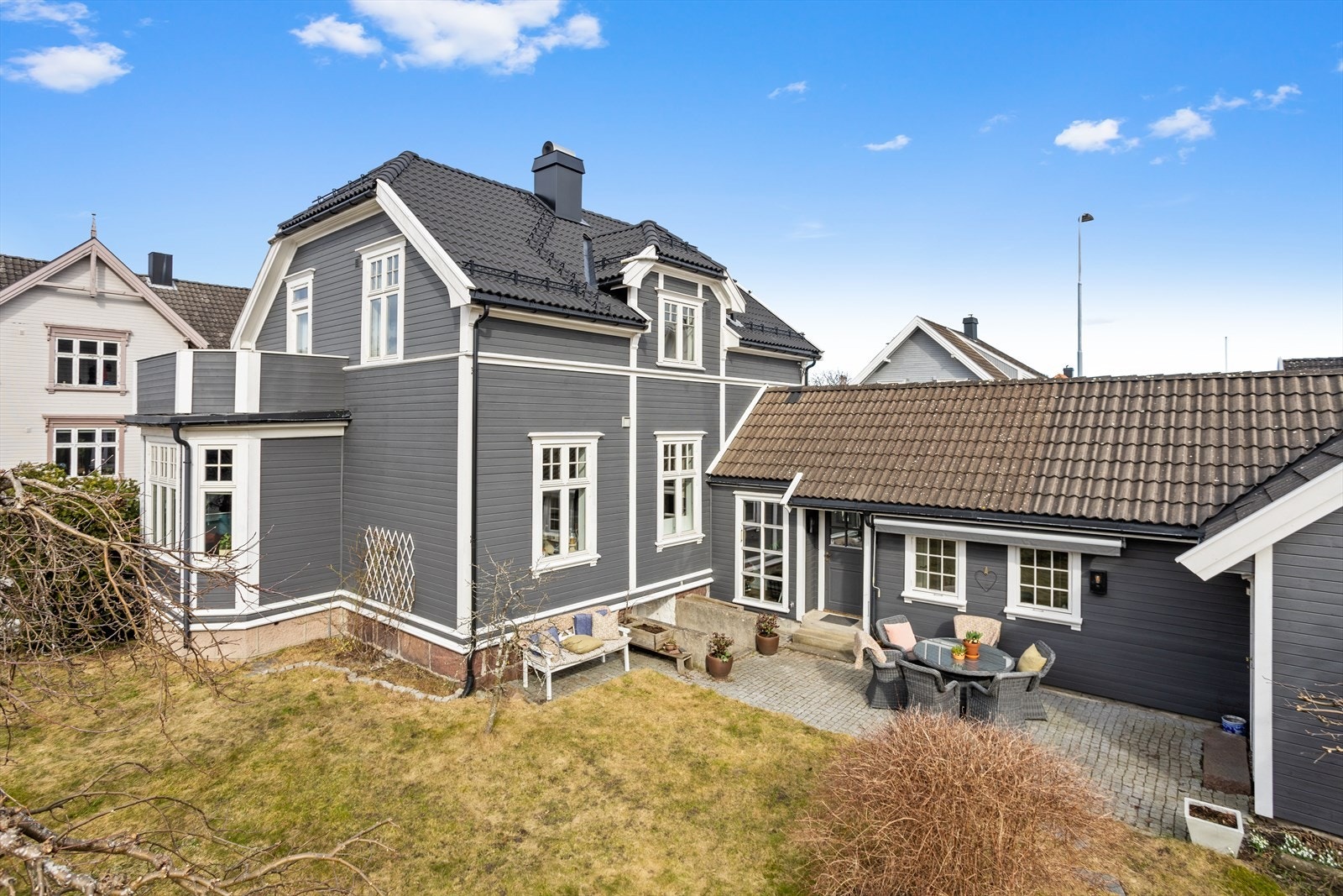 Her møter du en fantastisk flott skjermet, solrik og idyllisk hjørnetomt, utformet som et atrium med god boltreplass for store og små. Galleribilde